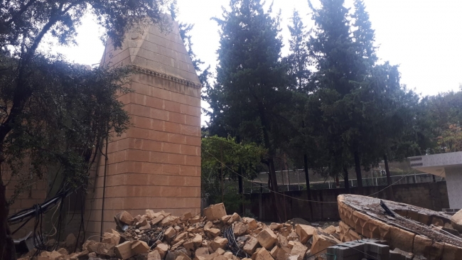 Adıyaman'da caminin minaresi ambulansın üzerine düştü